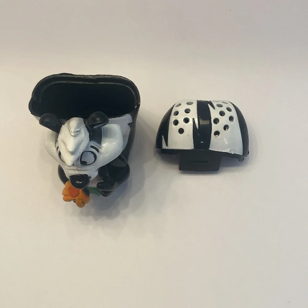 Pepe Le Pew Skunk Baking Soda Holder Figure Figurine 1997 by Giftco. - Picture 6 of 6